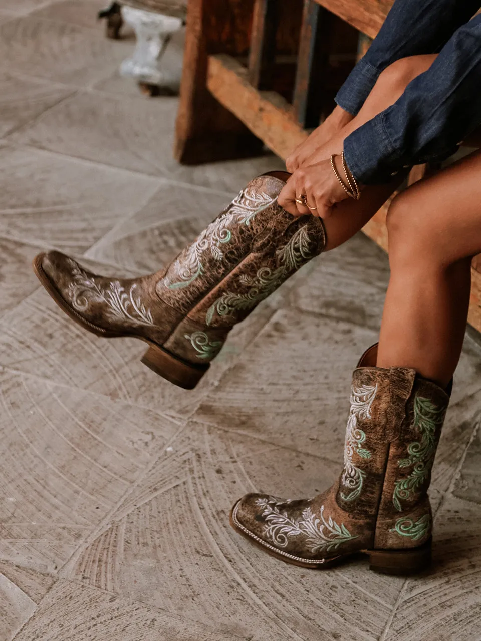 A4063 - WOMEN'S GLOW IN THE DARK WHITE FEATHERED FLORAL EMBROIDERY BROWN SQUARE TOE COWBOY BOOT