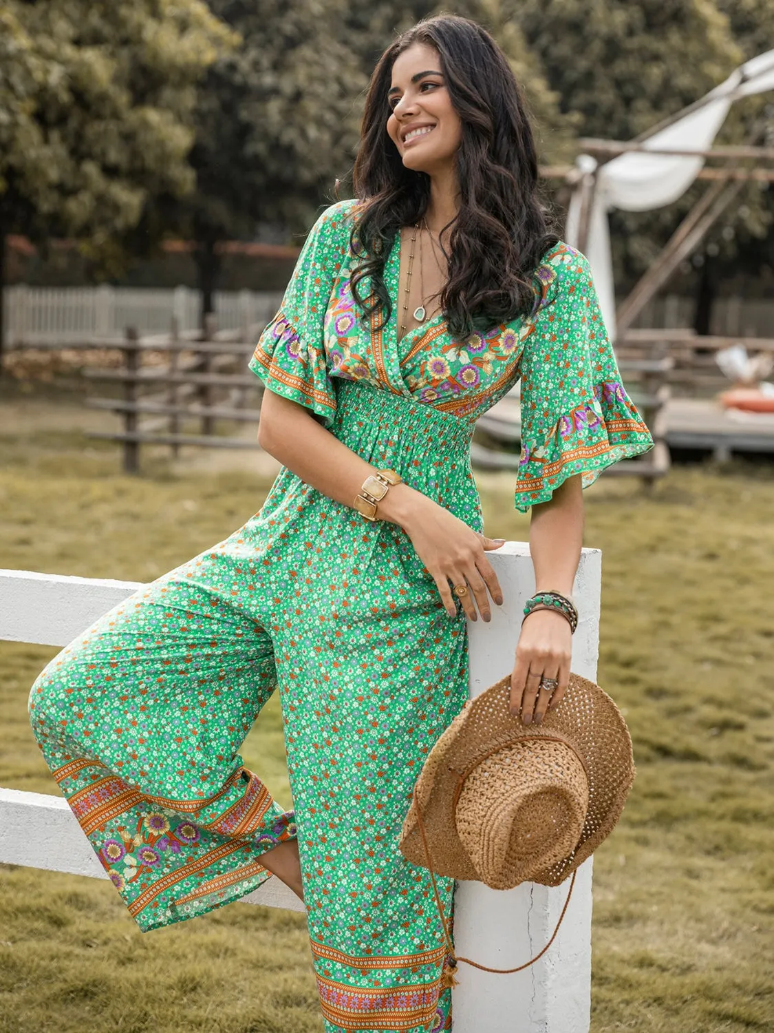 Jumpsuit mit Blumenmuster und flatternden Ärmeln