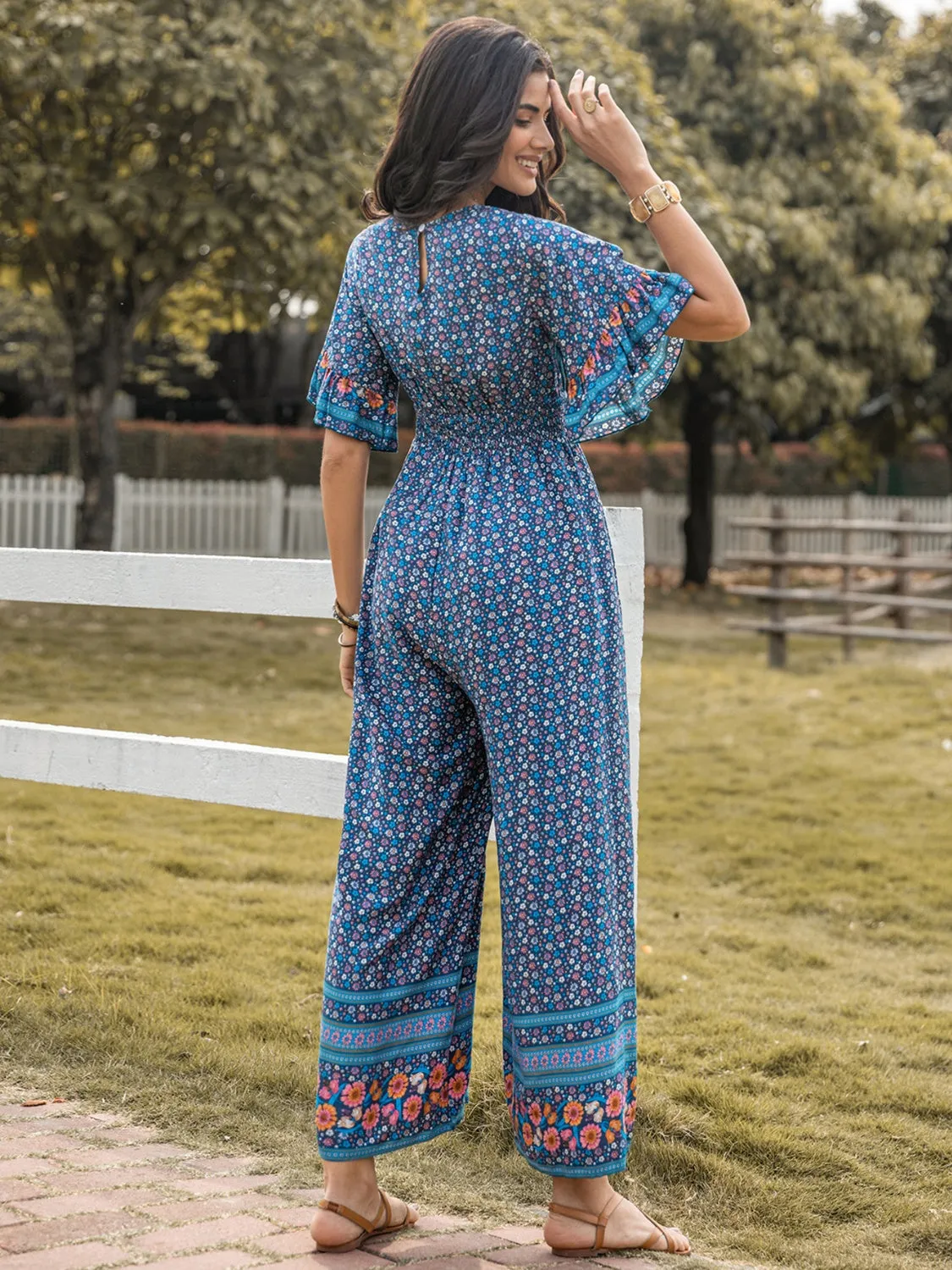 Jumpsuit mit Blumenmuster und flatternden Ärmeln