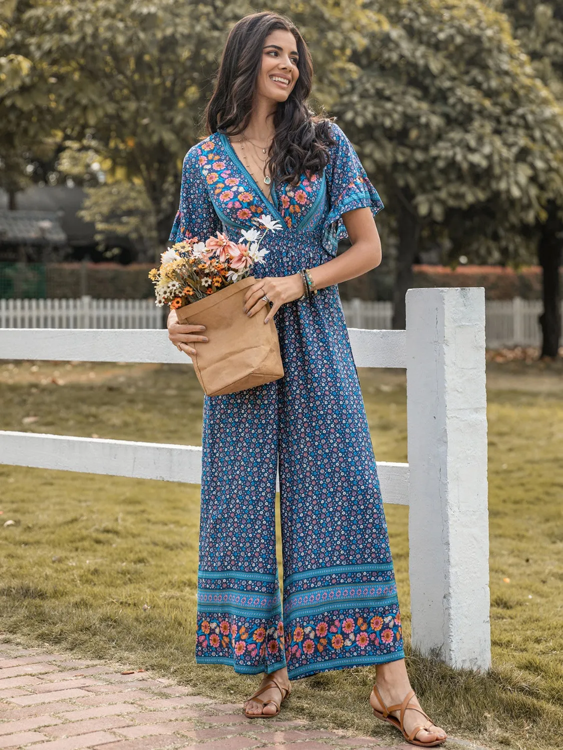 Jumpsuit mit Blumenmuster und flatternden Ärmeln