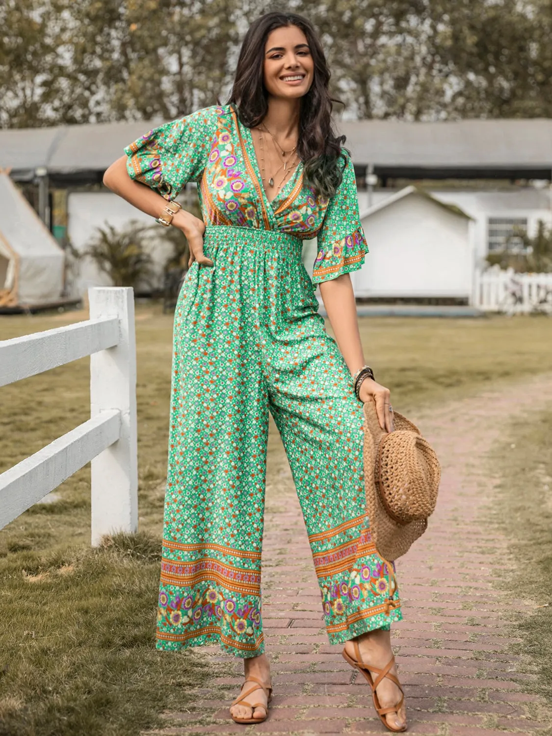 Jumpsuit mit Blumenmuster und flatternden Ärmeln