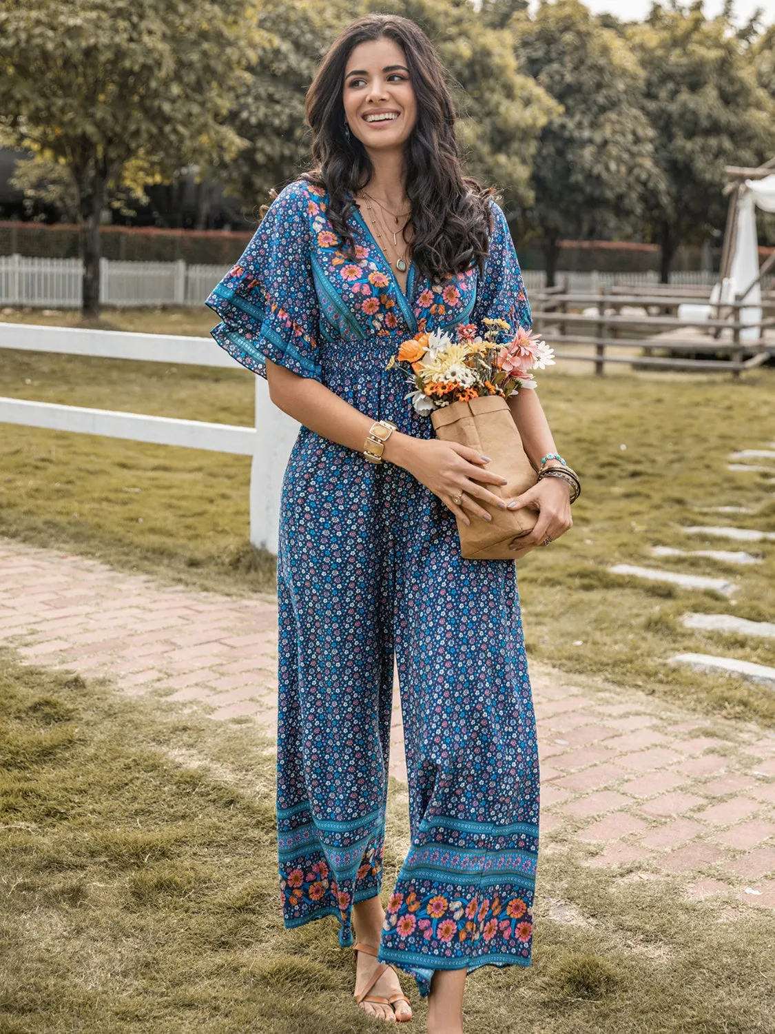 Jumpsuit mit Blumenmuster und flatternden Ärmeln