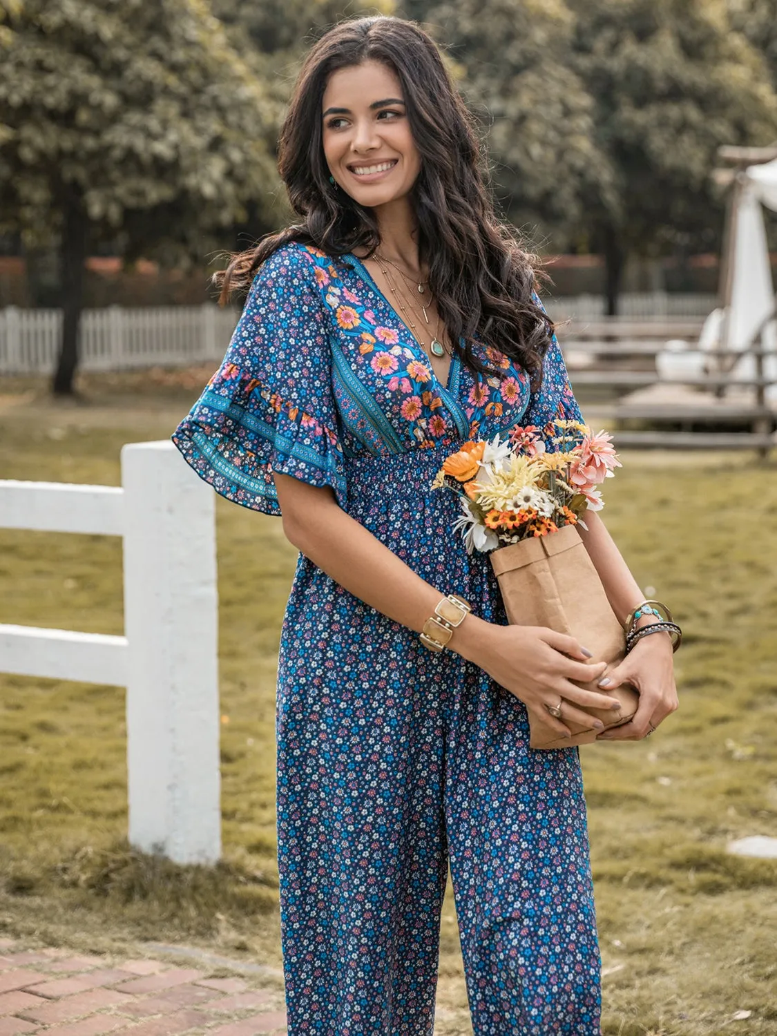 Jumpsuit mit Blumenmuster und flatternden Ärmeln